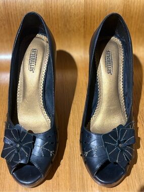 Seychelles Black Leather Vintage-Inspired Flower Peep-Toe Platform Heels